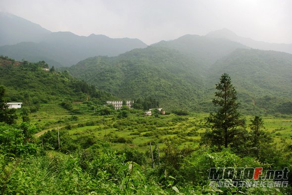 在山上迷路了,所幸有村民指点,终于见到了.
