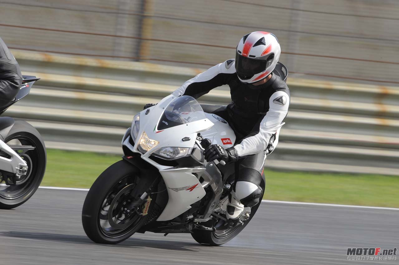 big_aprilia_rsv4_r_2010_02.jpg