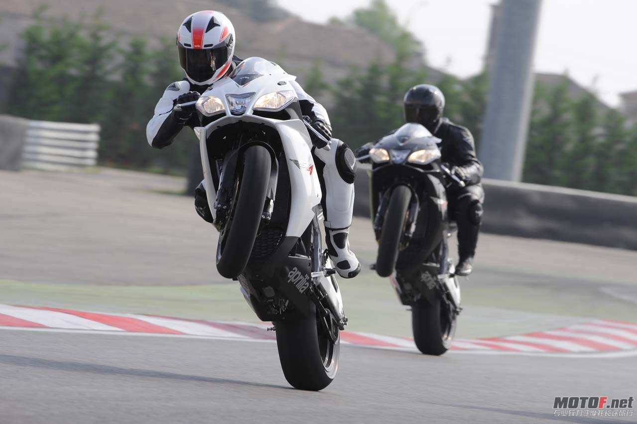 big_aprilia_rsv4_r_2010_05.jpg