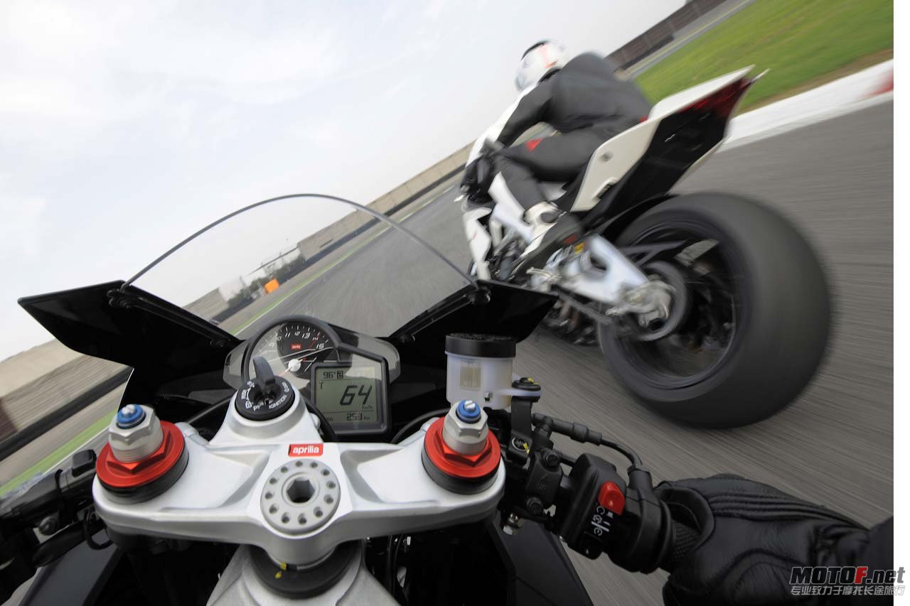 big_aprilia_rsv4_r_2010_12.jpg