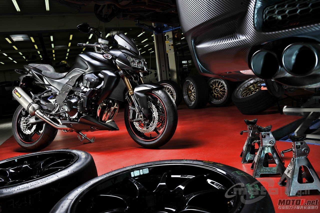 big_Z750R_2011_b_01.jpg