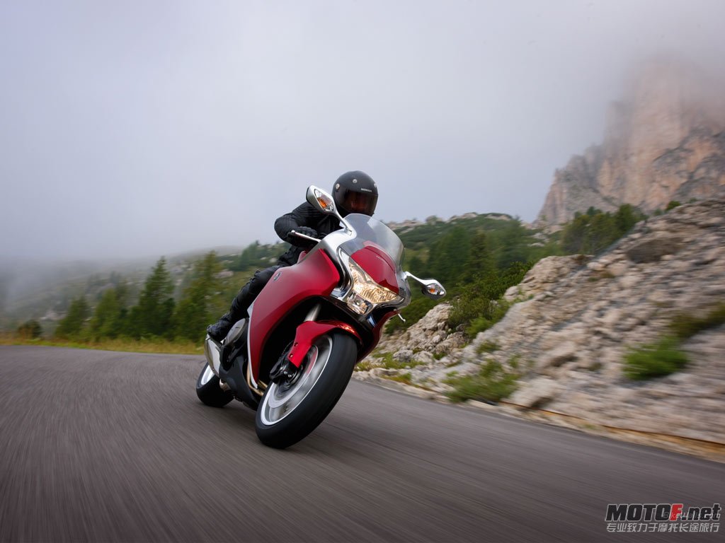 Honda_VFR1200F_2010_20_1024x768.jpg