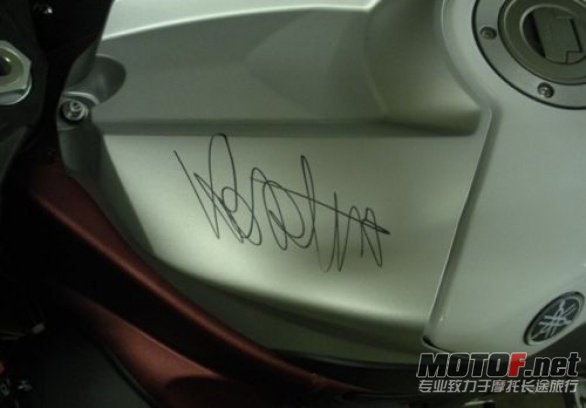 valentino_rossi_r1_tt_10.jpg
