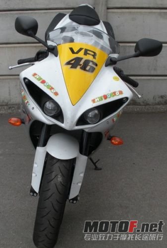 valentino_rossi_r1_tt_01.jpg