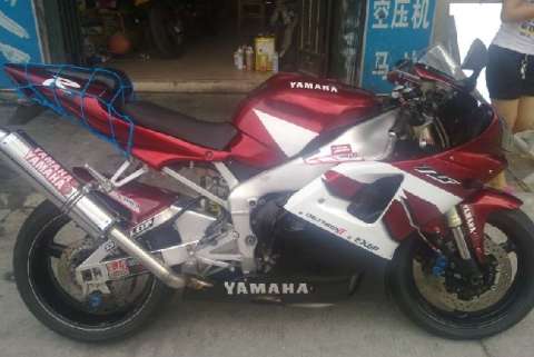 YAMAHA-R1