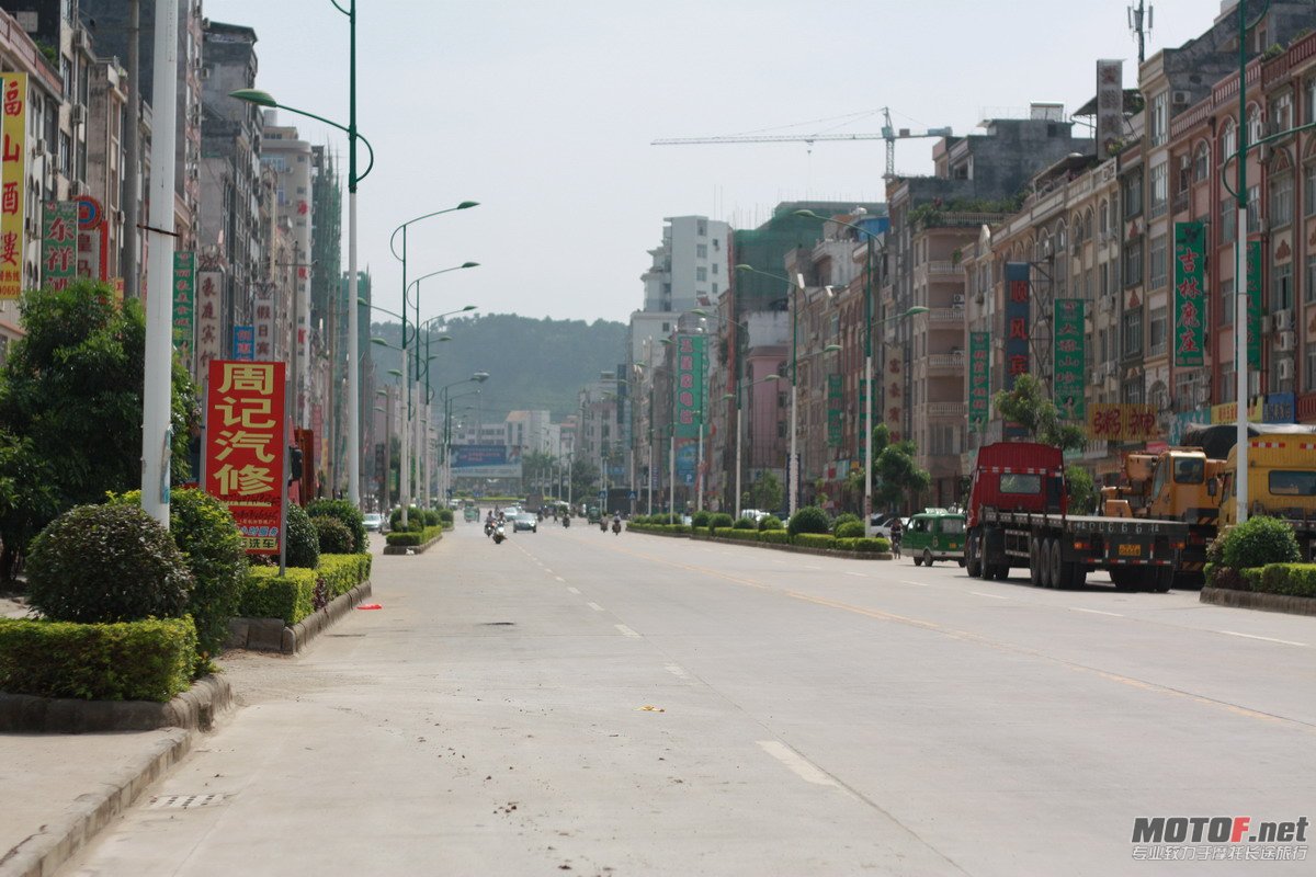 吃过饭出发藤县，这段路景色一般，很快到达县城