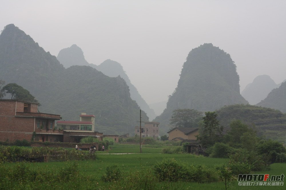 古镇就是在好多石山包围之中