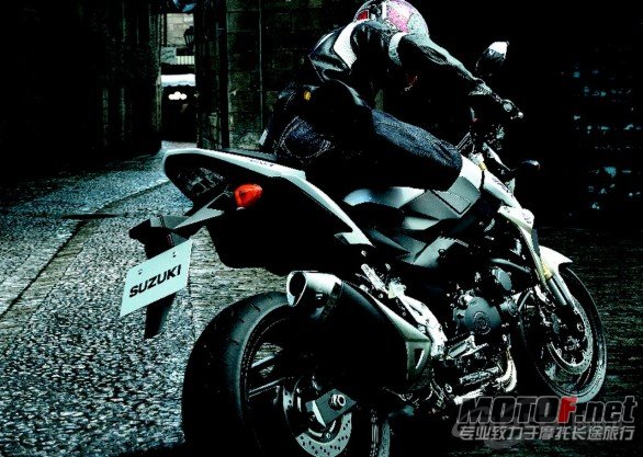 suzuki_gsr750_2011_06.jpg