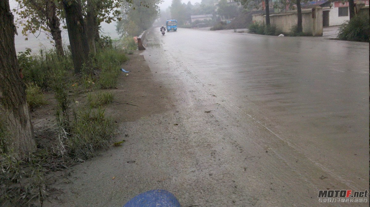 半路就下起了小雨,很不好走