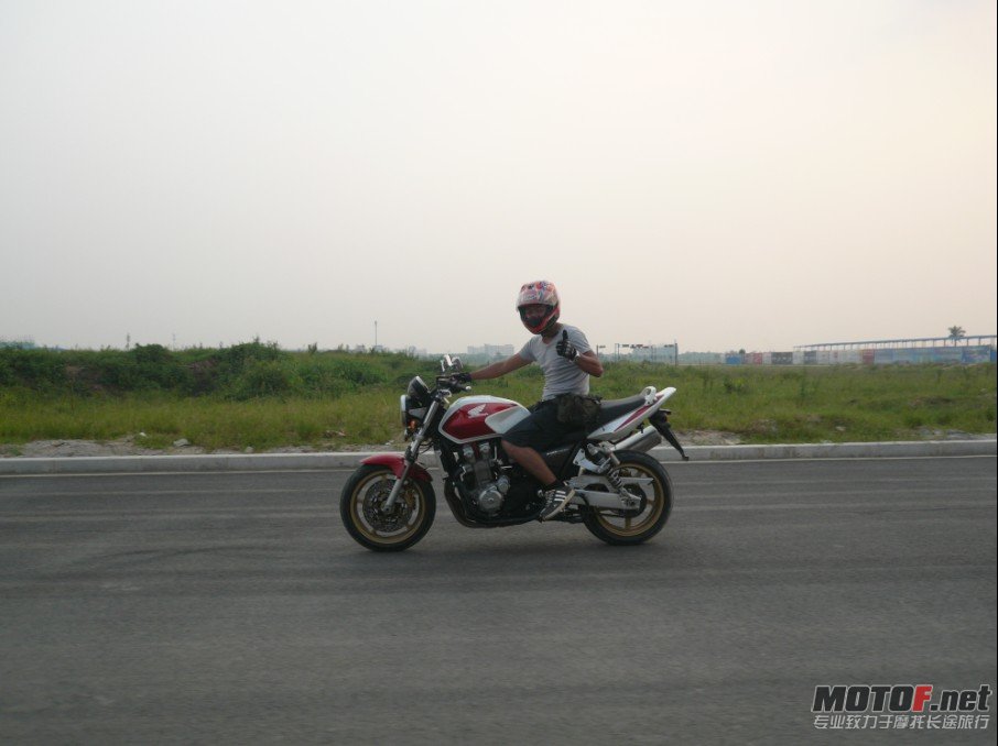 19著名的飞车军佬居然弄了台CB1300!!!.jpg