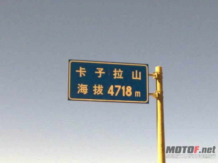进入稻城最高海拨，有个鸟在路边拉屎。经过我观察半个小时，就是拉不出来。这就叫鸟不拉屎？