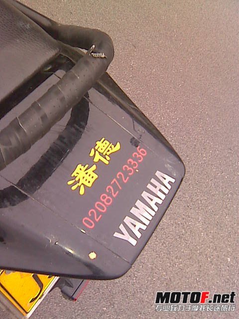 尾部有明显车尾箱螺丝压成凹凸位