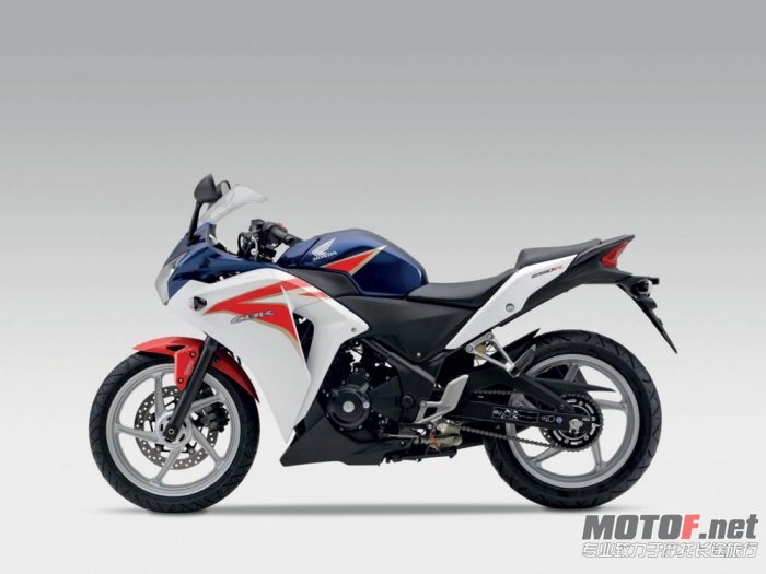 Honda_CBR250R_04_jpg_700.jpg