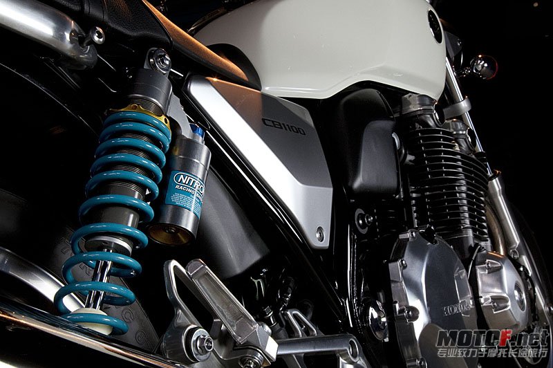 cb1100_3t.jpg