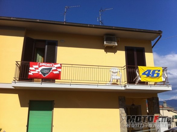 rossi_in_rosso_02.jpg
