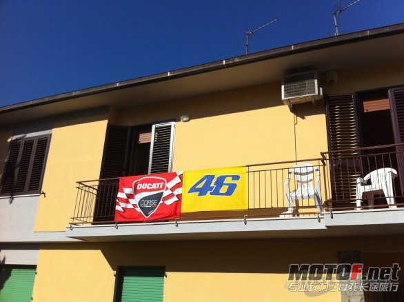 rossi_in_rosso_01.jpg