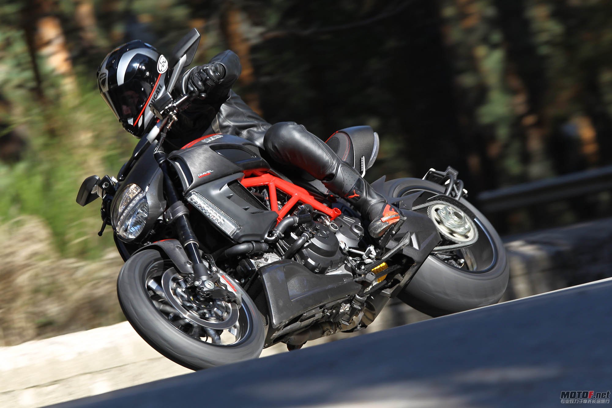 2011-ducati-diavel-carbon-03.jpg
