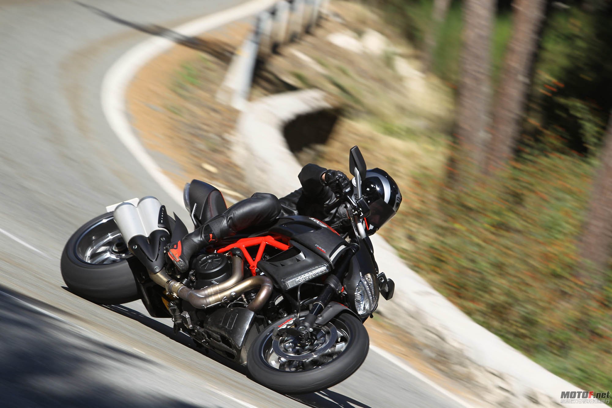 2011-ducati-diavel-carbon-09.jpg