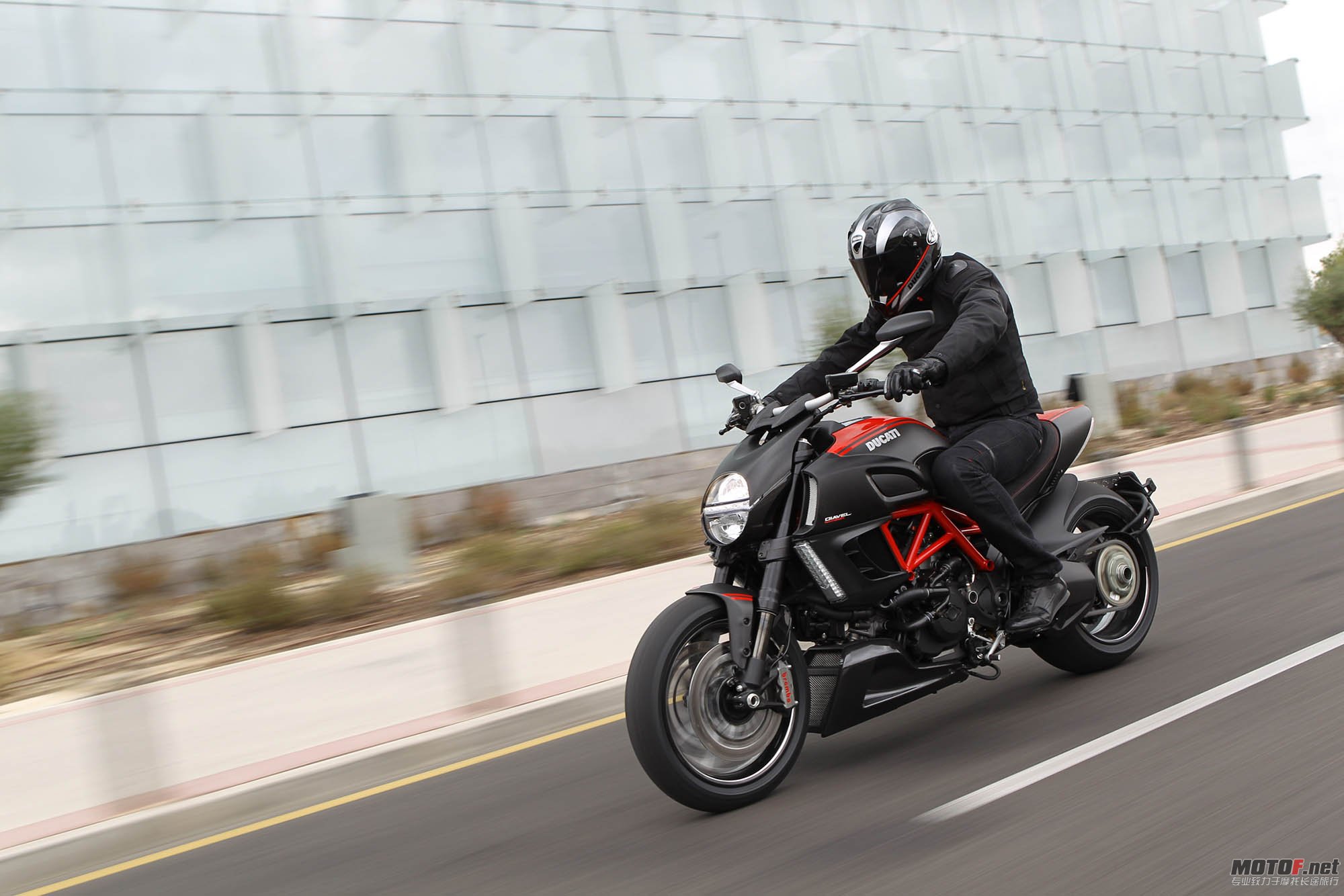 2011-ducati-diavel-carbon-11.jpg