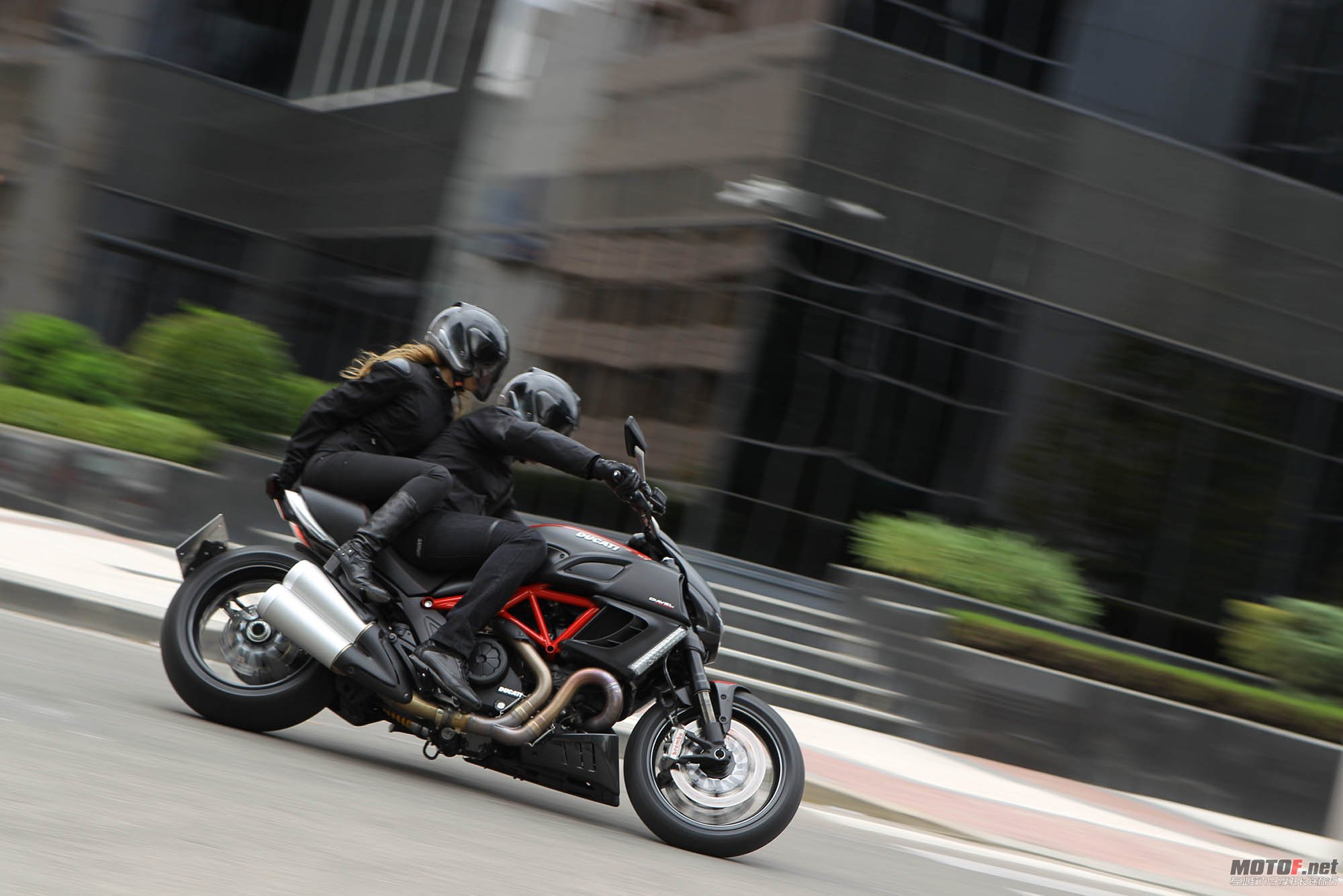 2011-ducati-diavel-carbon-13.jpg