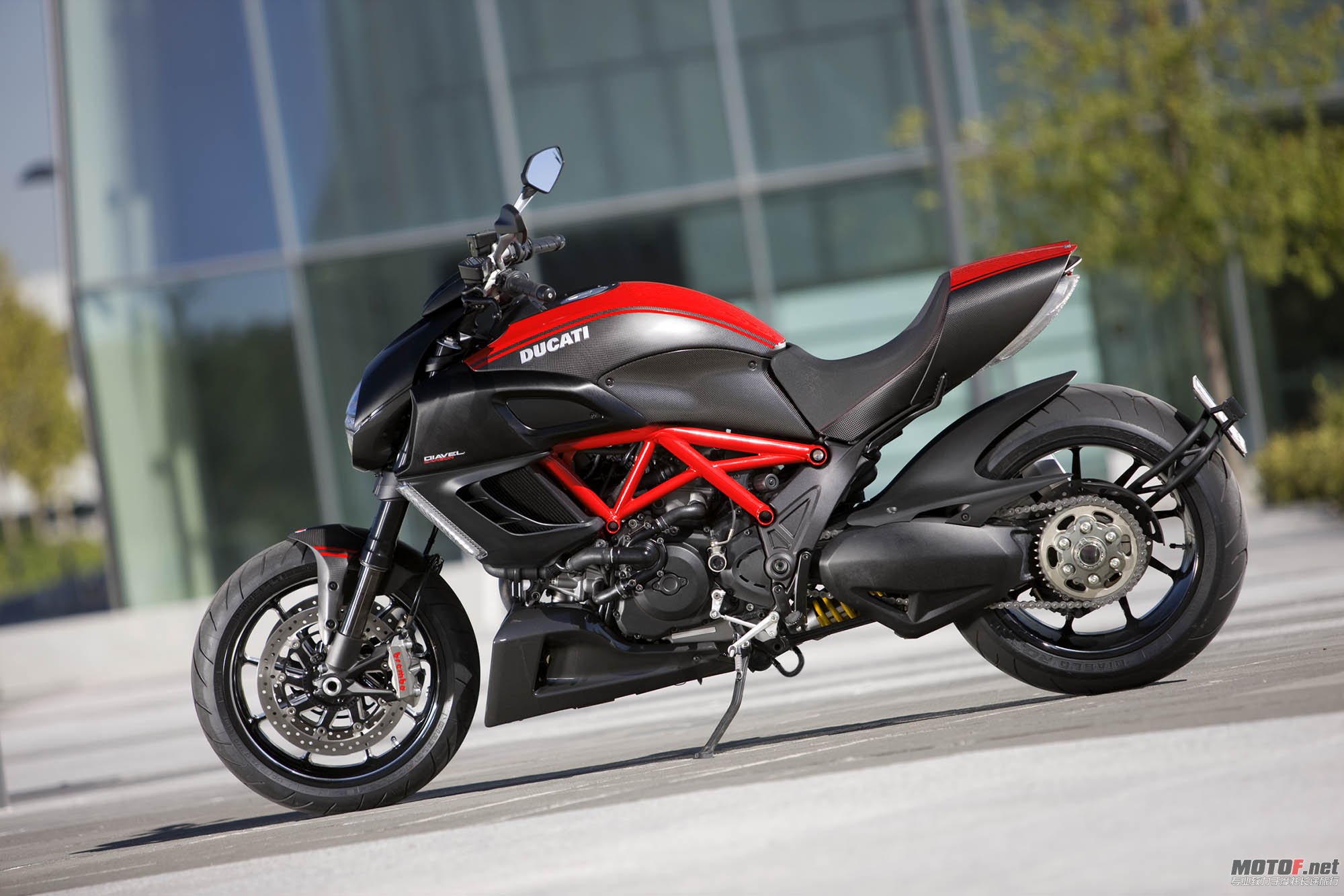 2011-ducati-diavel-carbon-22.jpg