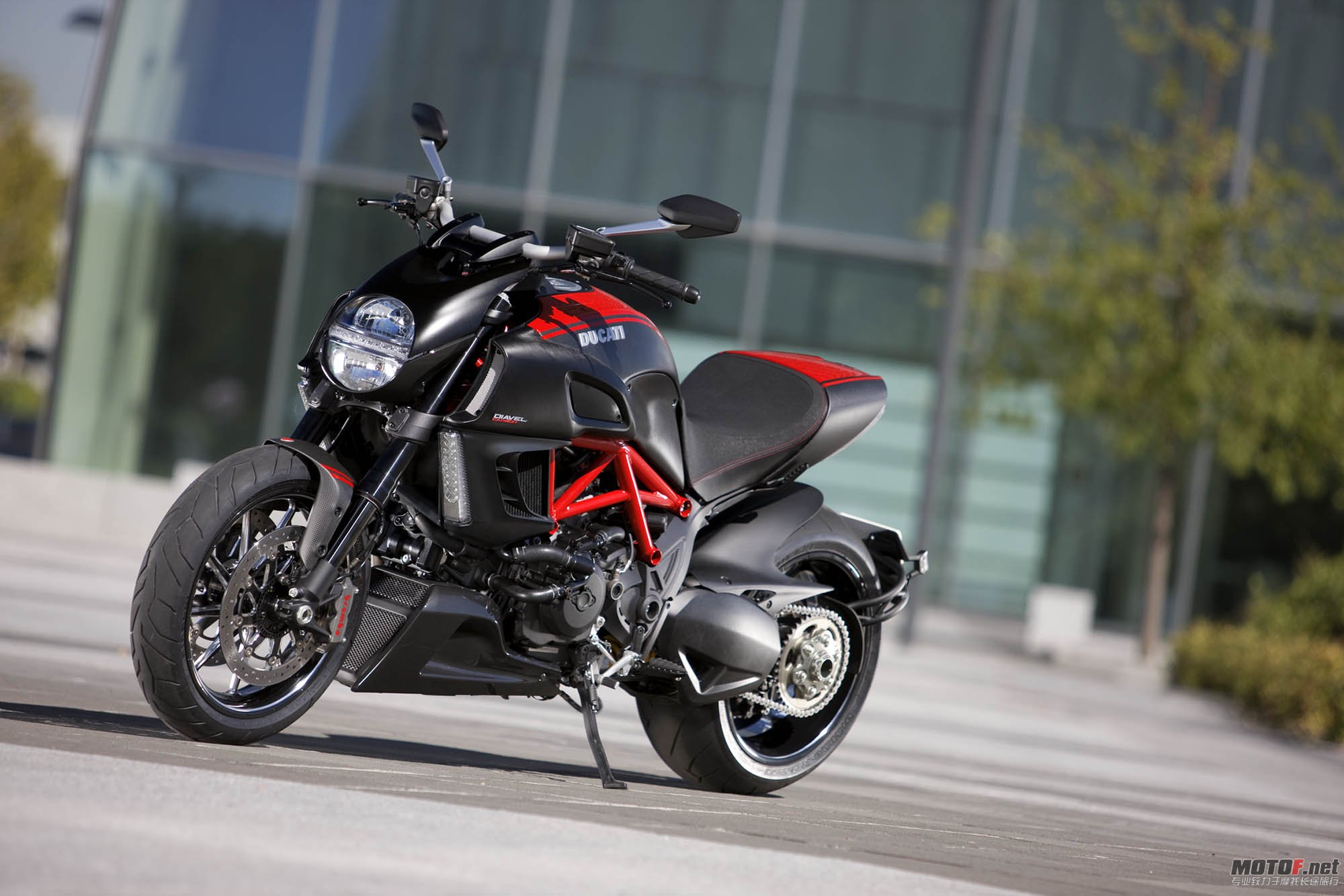 2011-ducati-diavel-carbon-24.jpg