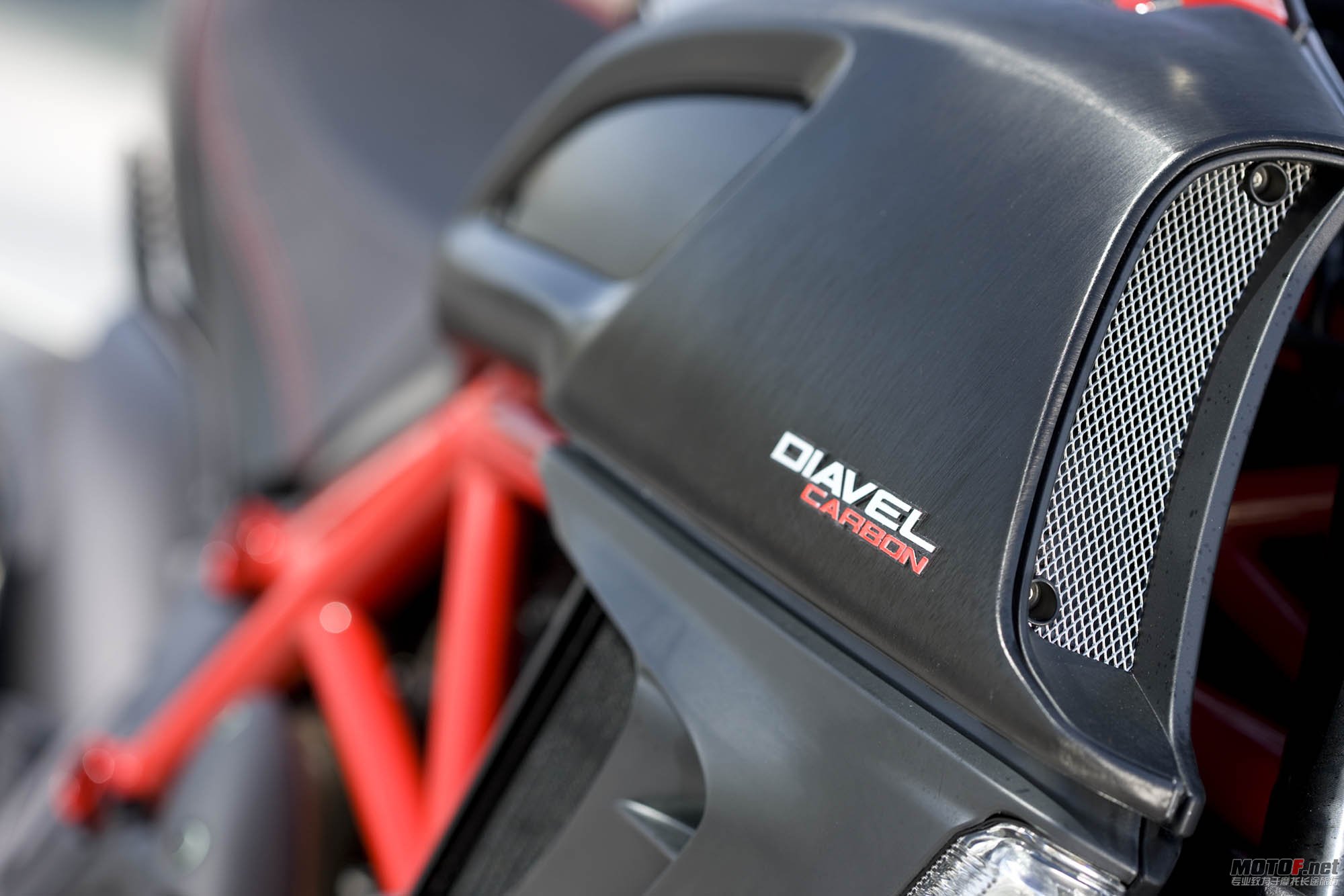 2011-ducati-diavel-carbon-28.jpg