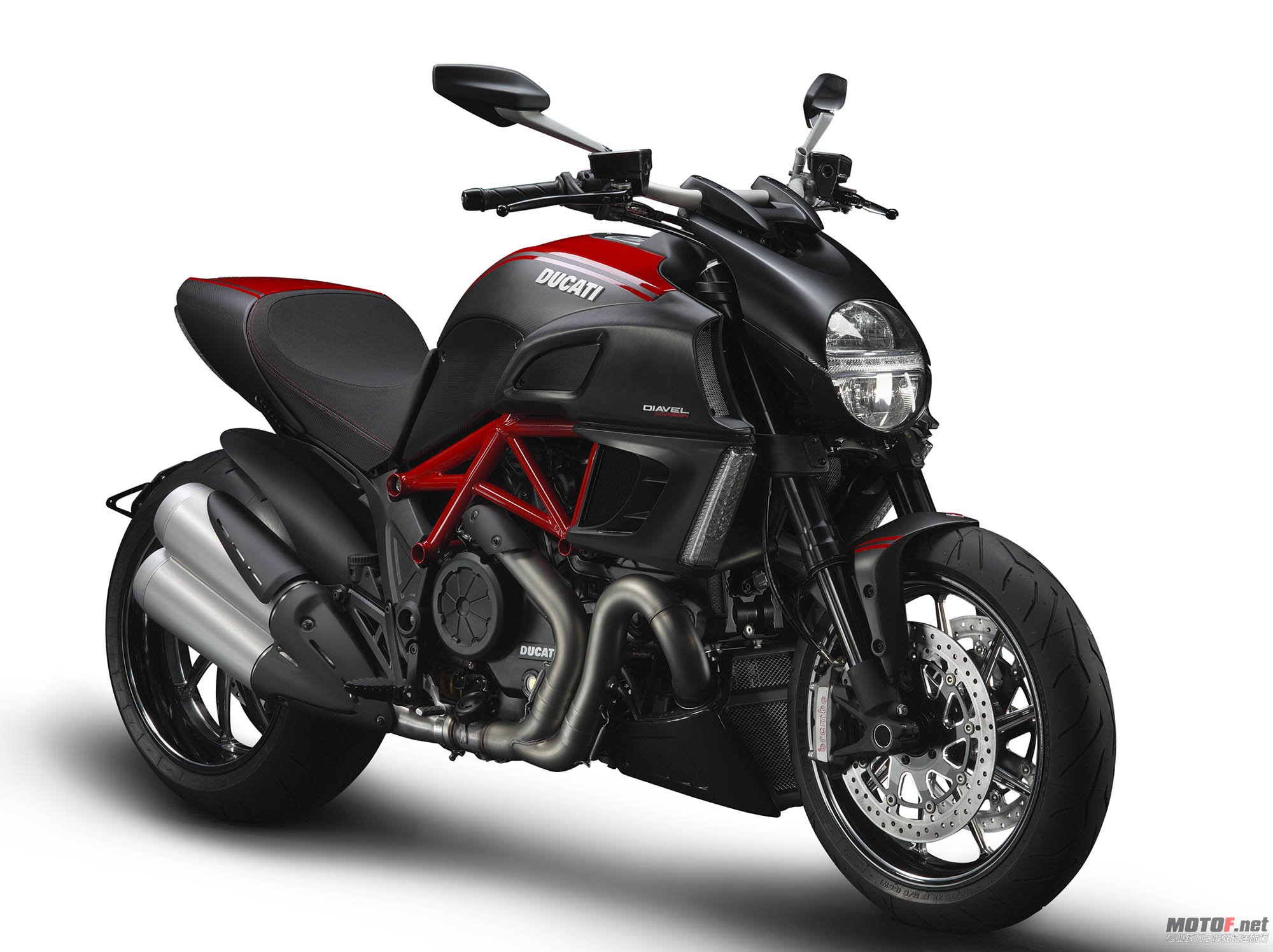 2011-ducati-diavel-carbon-29.jpg