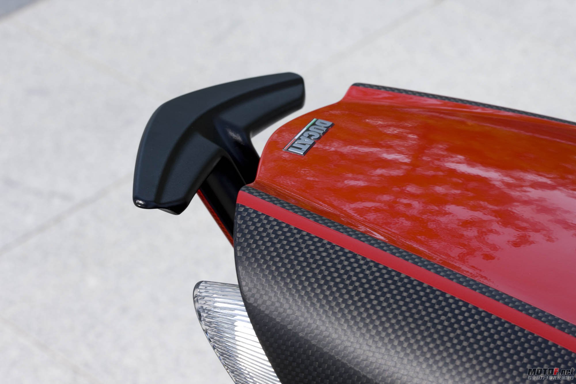 2011-ducati-diavel-carbon-30.jpg