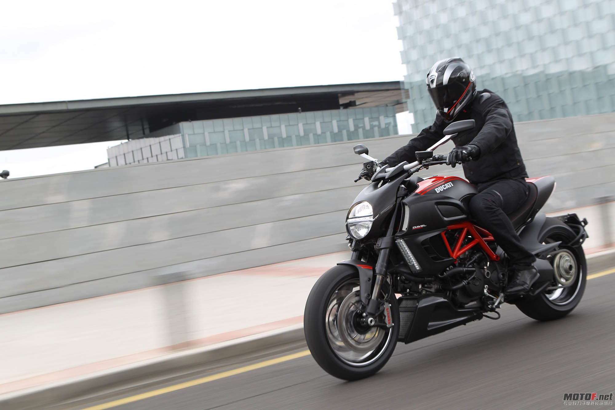 2011-ducati-diavel-carbon-39.jpg