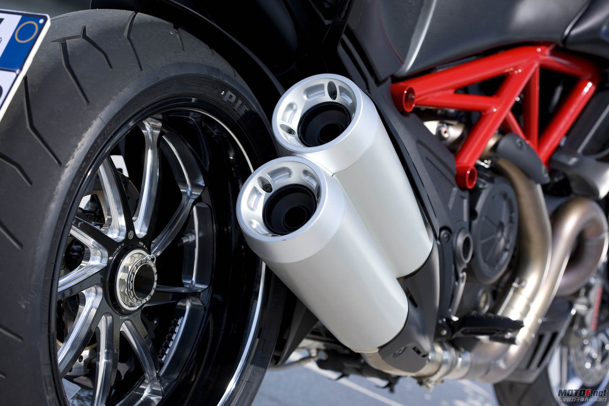 2011-ducati-diavel-carbon-50.jpg