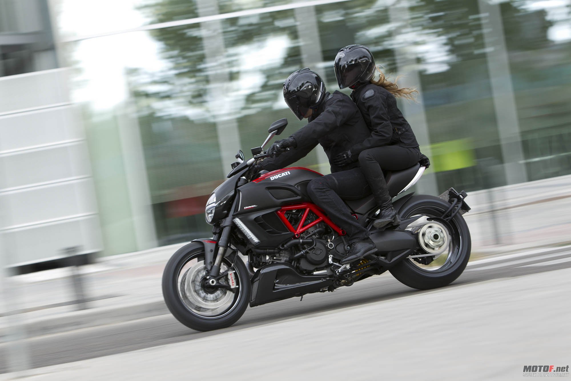 2011-ducati-diavel-carbon-52.jpg