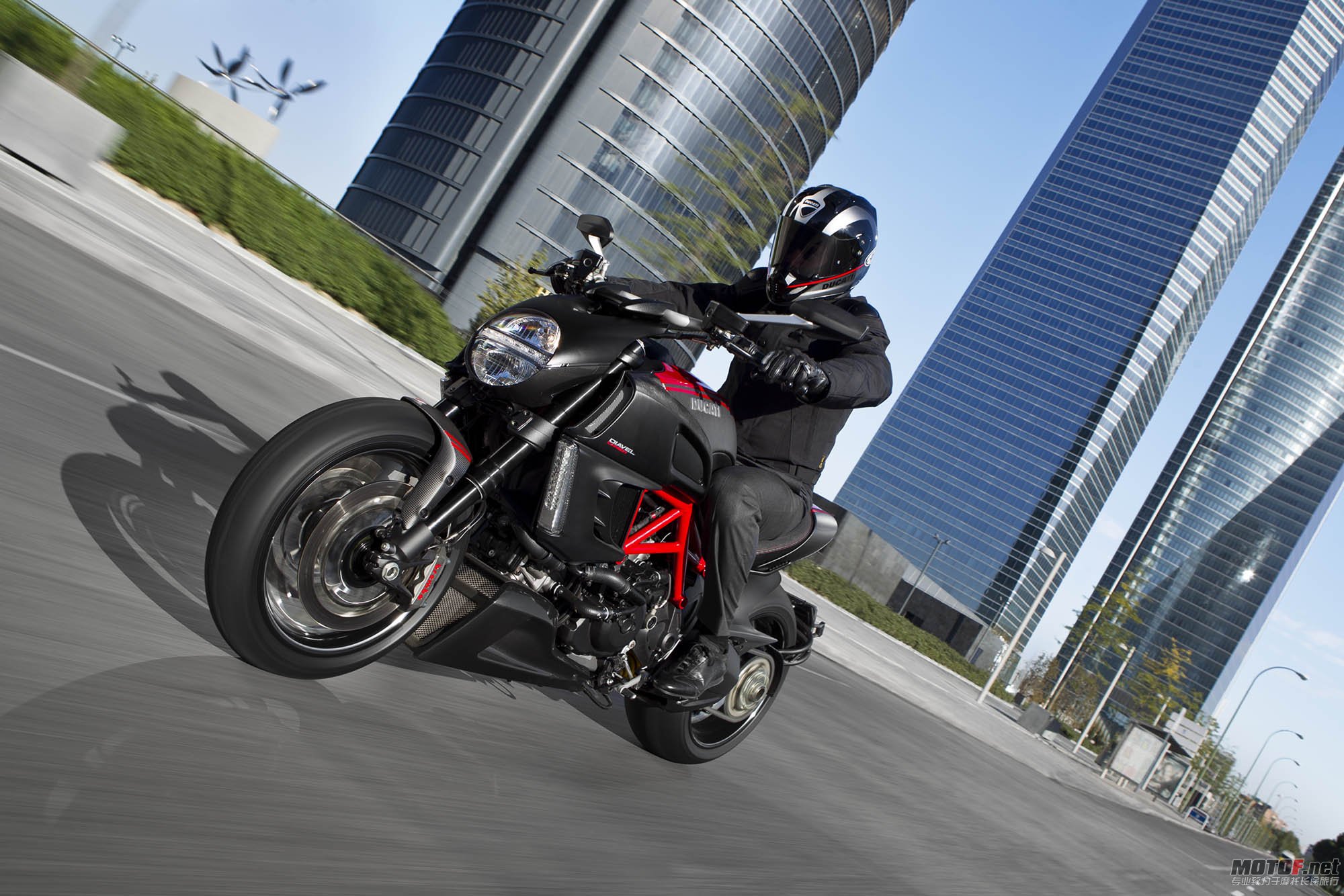 2011-ducati-diavel-carbon-67.jpg