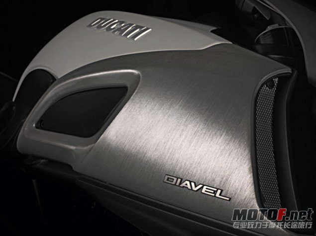2011-Ducati-Diavel-official-4-635x475.jpg