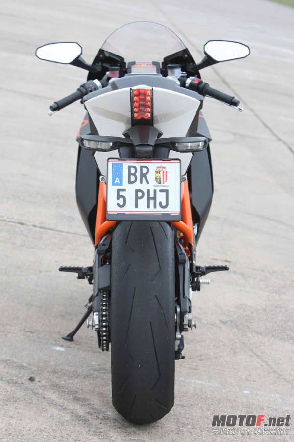 04KTM-RC8R.jpg