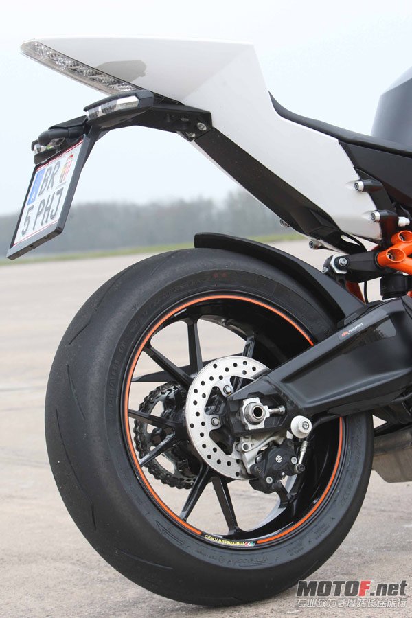 18KTM-RC8R.jpg