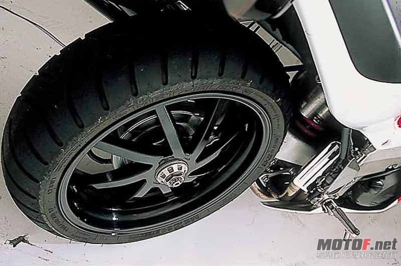 HONDA-RC45X9-0651-01.jpg