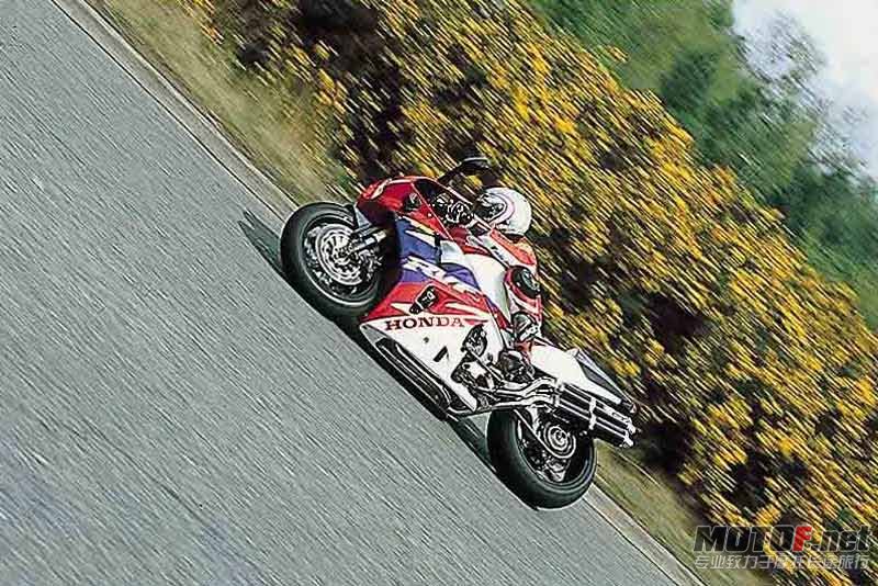 HONDA-RC45X7-0649-01.jpg