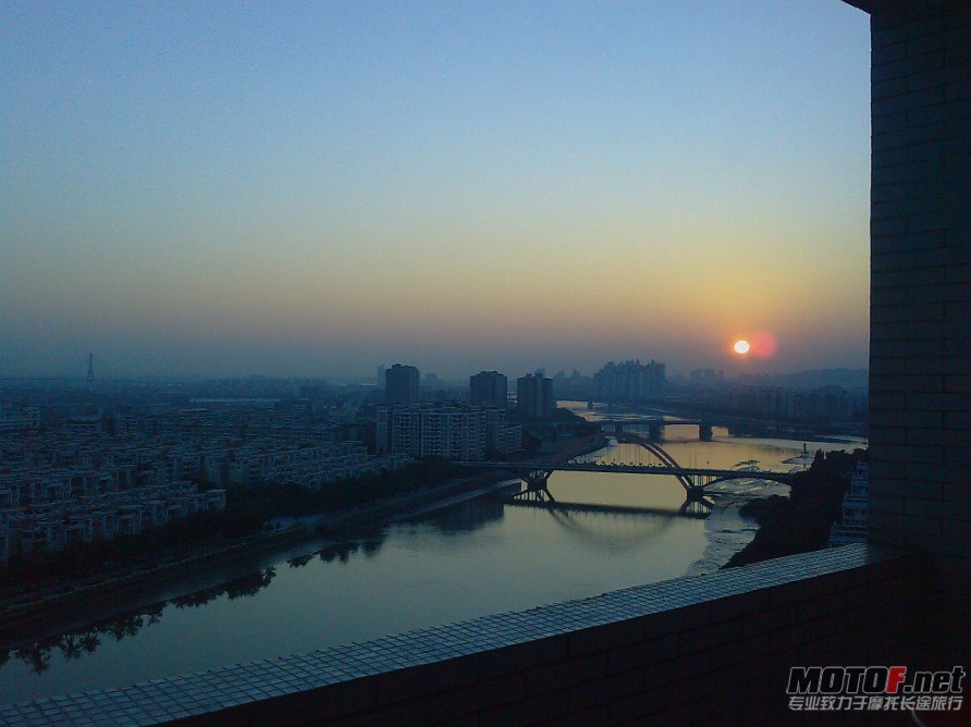 3、如梦初醒般的早晨，从家里（可惜是租的）望出去的情形.jpg