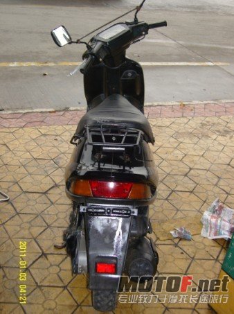V100车尾.jpg