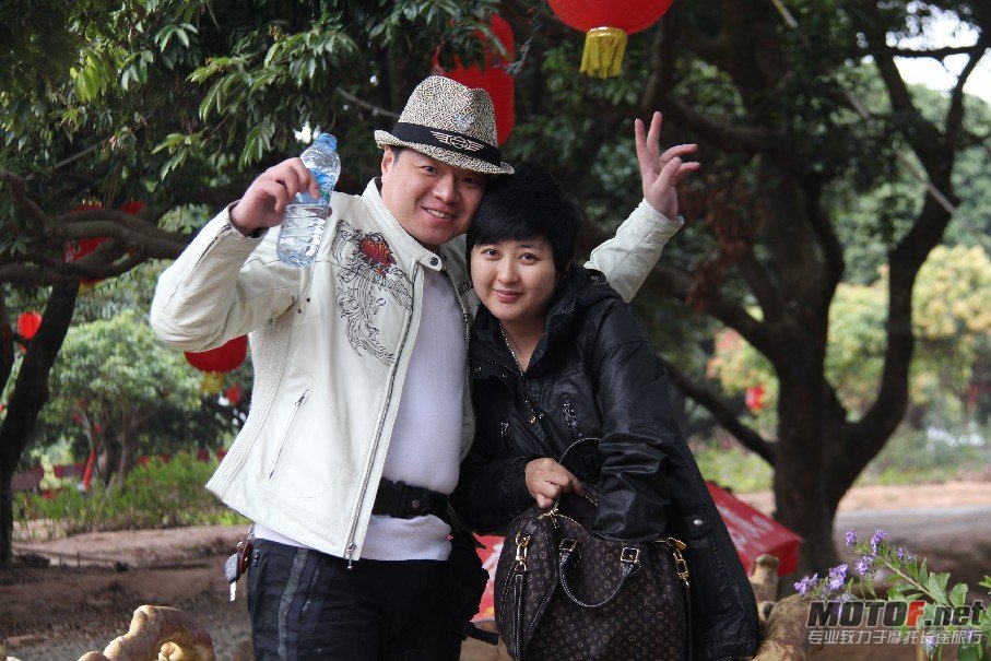 白衣哈雷哥和黑衣哈雷美女,呵呵,帅气一再逼人!