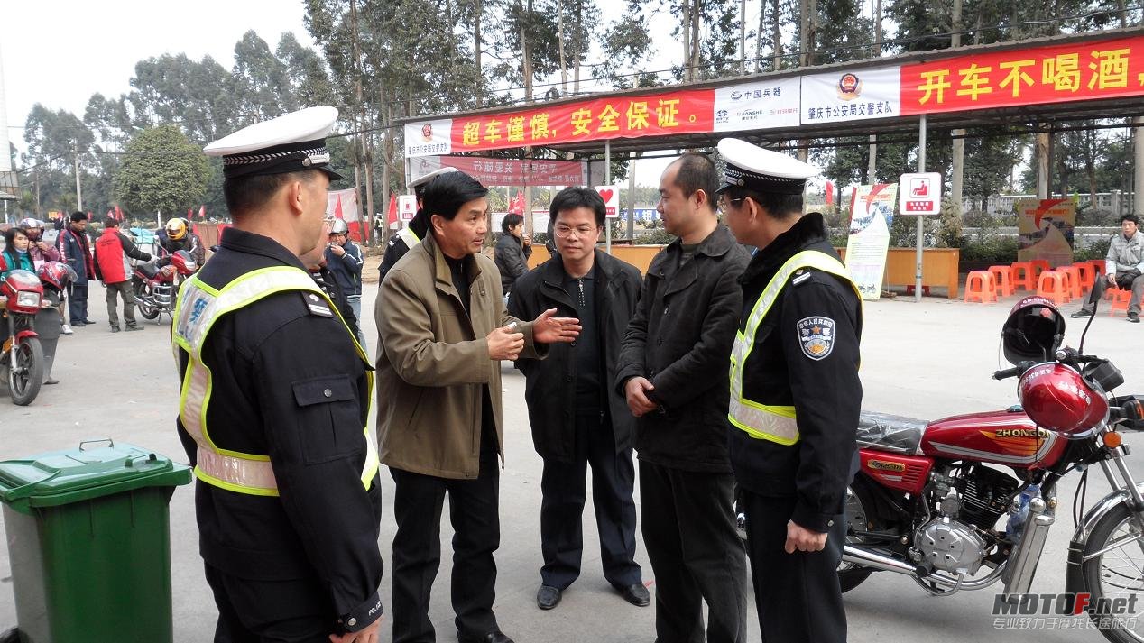 肇庆市人大、市总工会 方建生赞扬中国兵器摩托对返乡民工细致体贴的服务.JPG