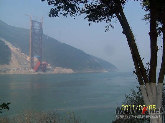罪魁祸首建桥变成一条车道