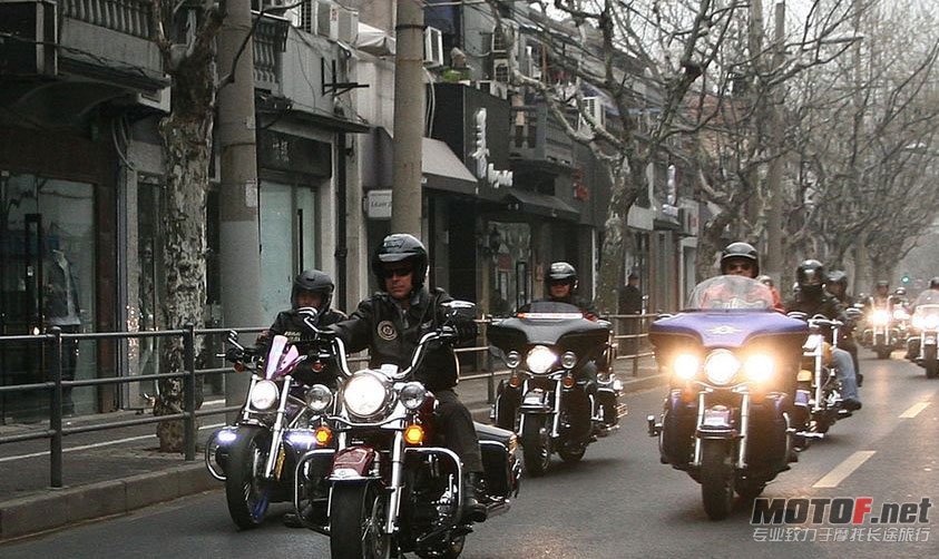 4月7日，正在上海访问的美国驻华大使洪博培在众多哈雷车主的陪同下，骑着哈雷摩托车从外滩到波特曼酒店。