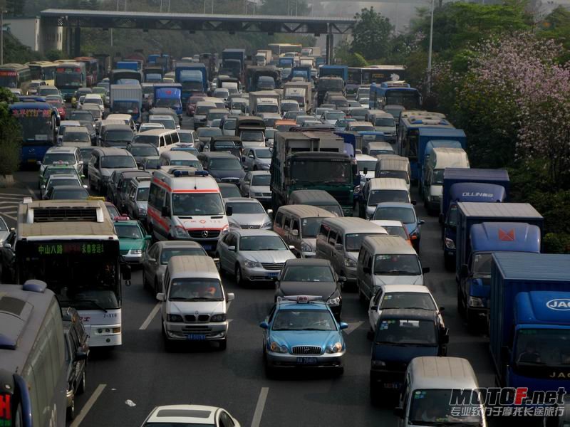 01 怎能不郁闷，特别是那部救护车，让人揪心.JPG