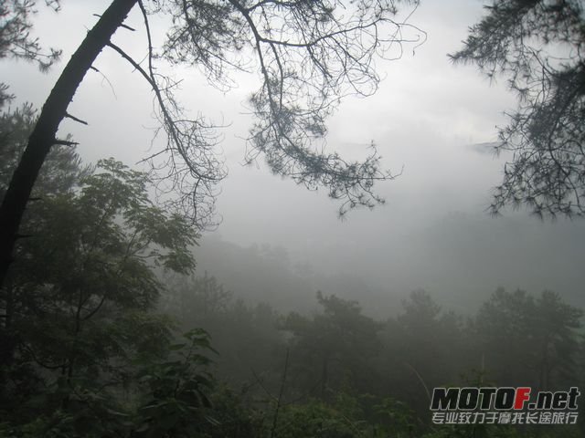 雾浓看不见对面山
