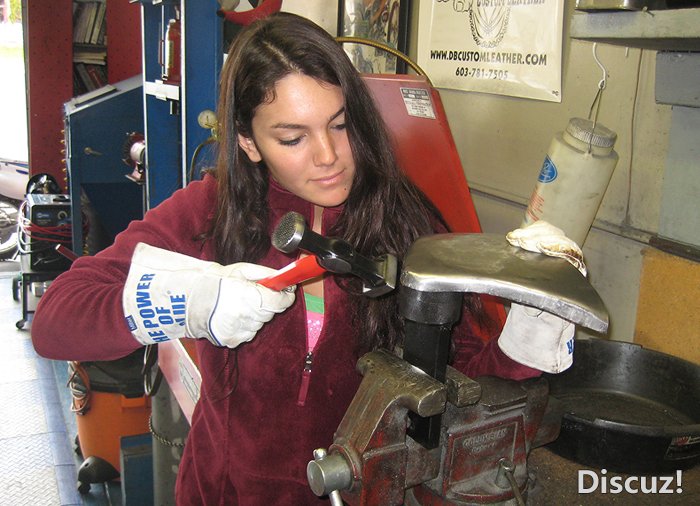 AFT08_Hammering700.jpg