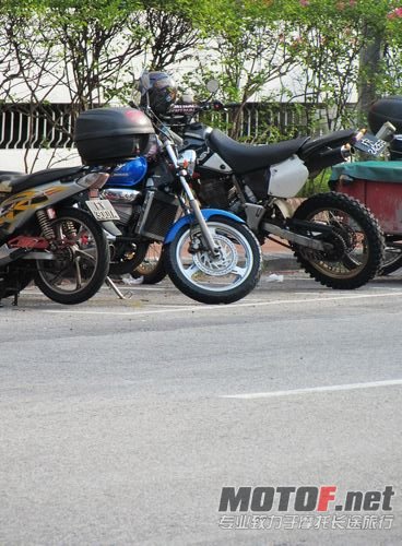 街边的摩托车