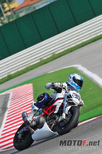 lara-cordioli-bimota6.jpg