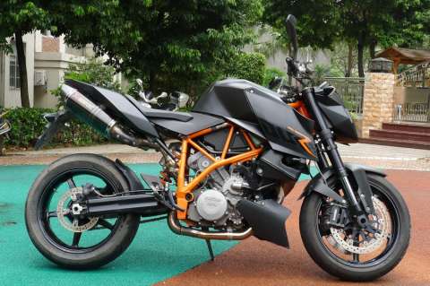 KTM 990 SUPER DUKE R版
